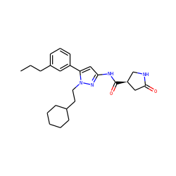 CCCc1cccc(-c2cc(NC(=O)[C@H]3CNC(=O)C3)nn2CCC2CCCCC2)c1 ZINC000169707050