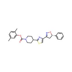 Cc1ccc(C)c(OC(=O)N2CCC(c3nc(C4=NO[C@H](c5ccccc5)C4)cs3)CC2)c1 ZINC000653842096